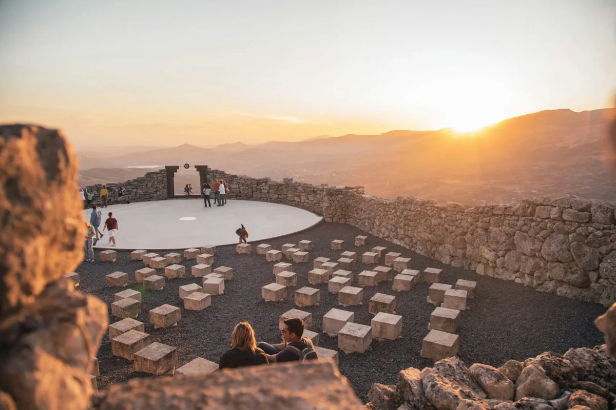 Un angolo di Sicilia dove il silenzio domina e un teatro originale ospita il bestiame