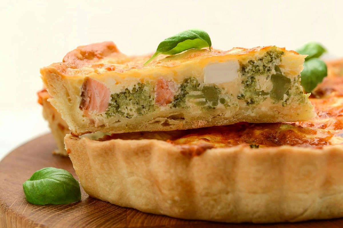 Quando arriva l’autunno, la torta rustica con cime di rapa e scamorza incanta i palati più esigenti