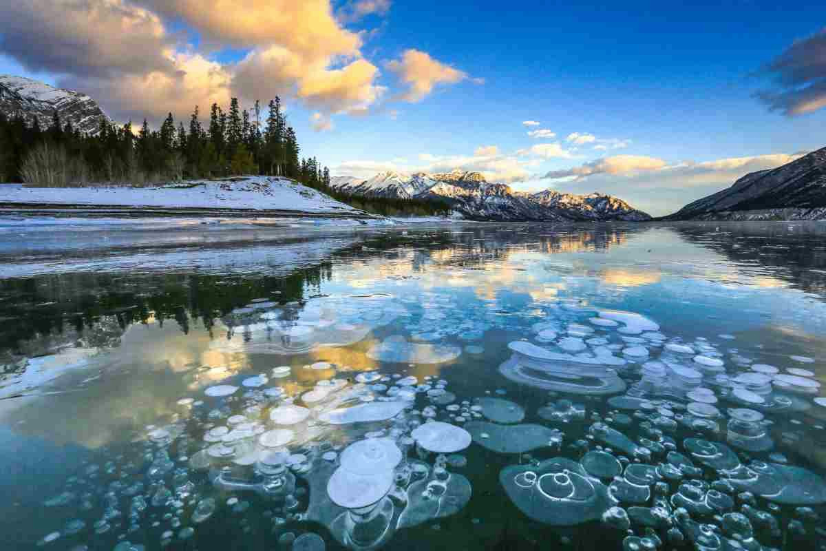 Abraham Lake in Canada: il fenomeno delle bolle ghiacciate che incanta i visitatori in inverno