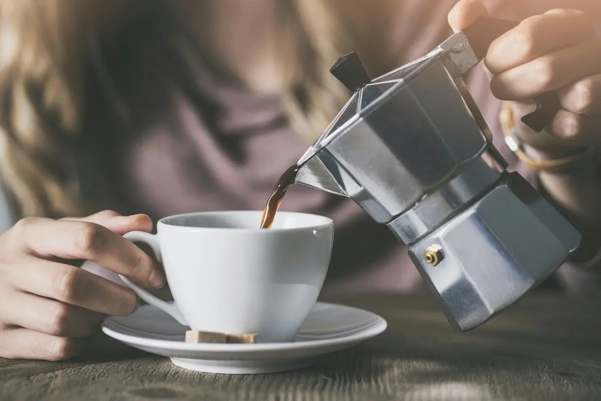 Alimenti da evitare con il caffè: 5 scelte per non alterarne gusto ed effetti benefici