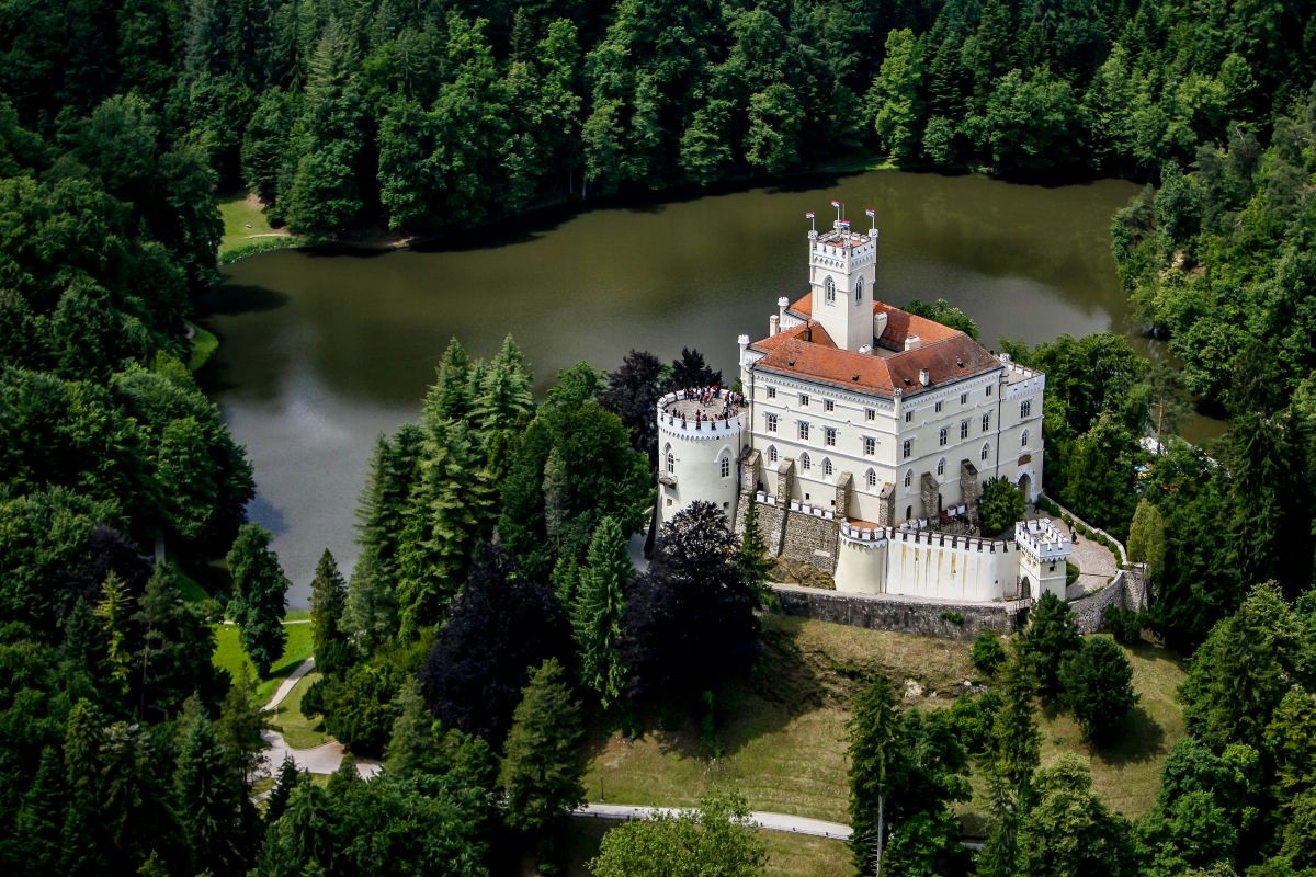 Tra antiche mura e boschi magici: il fascino senza tempo del castello di Trakošćan in Croazia