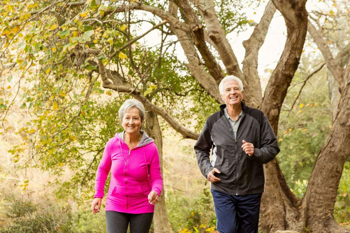 Camminare trenta minuti al giorno: le attività sportive che aiutano la mente dopo i 60 anni