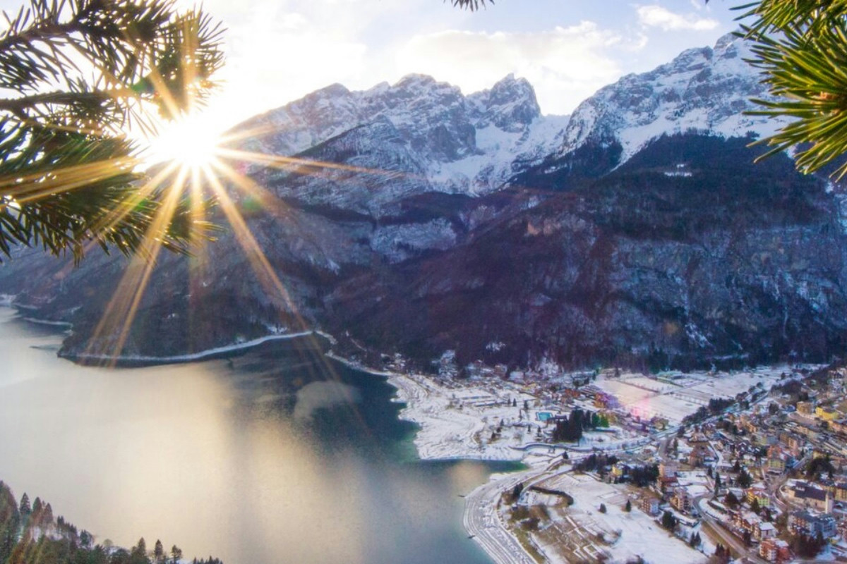 L’angolo del Trentino dove il lago si veste di bianco e regala paesaggi incantati d’inverno