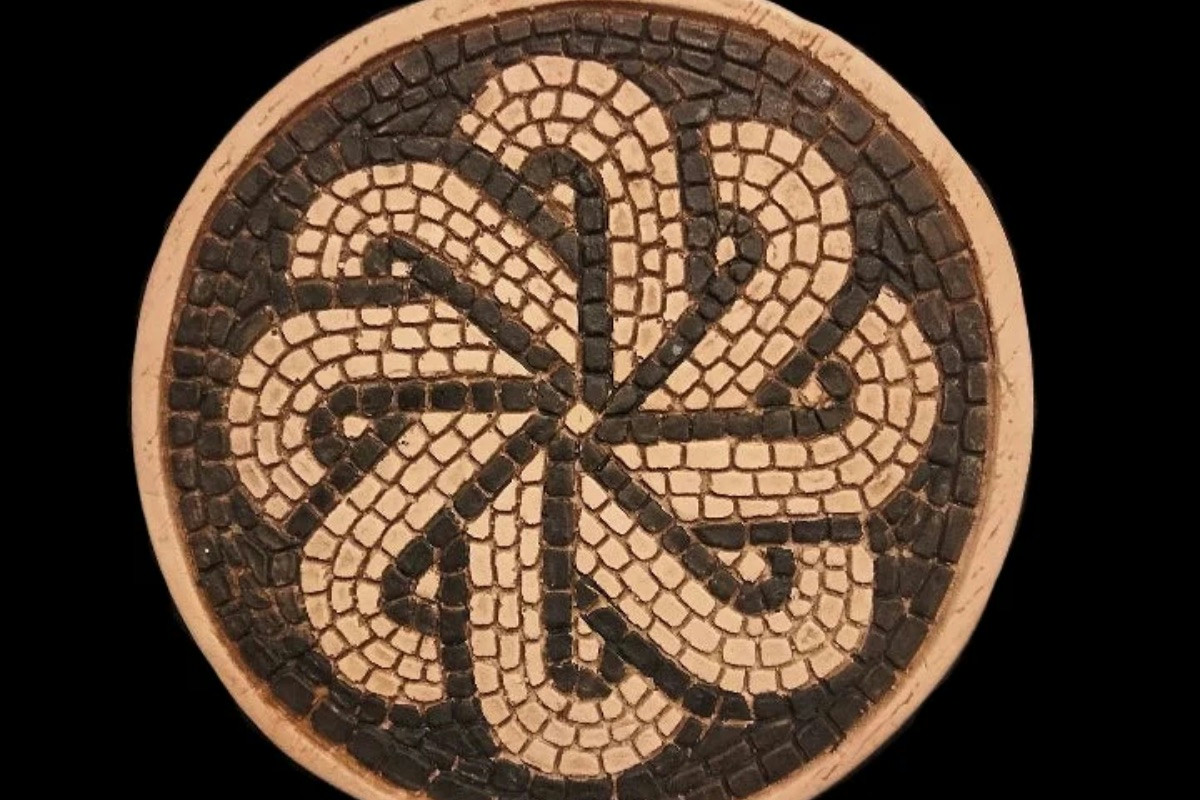 Un mosaico antico a Smirne mostra il Nodo di Salomone, simbolo di protezione contro il malocchio