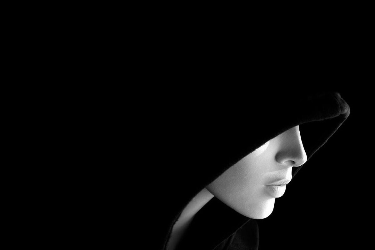 Il nero che si indossa svela personalità e umore: cosa comunica chi lo sceglie quotidianamente