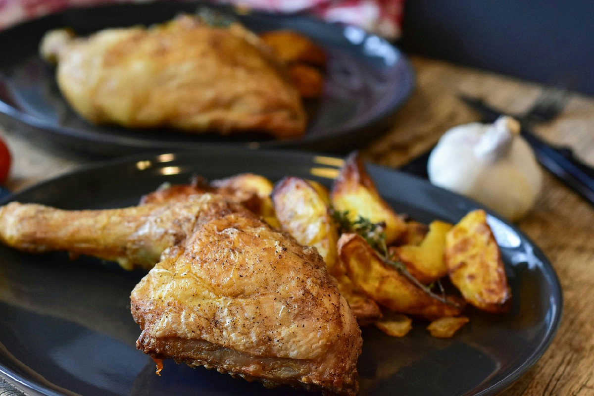 Quando la fame chiama: Pollo al forno con patate agrumate per una cena gustosa senza fatica