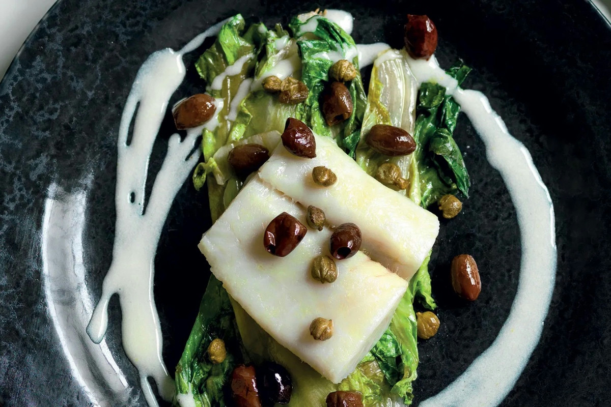Il segreto del baccalà al vapore con scarola, olive e capperi dal gusto mediterraneo intenso