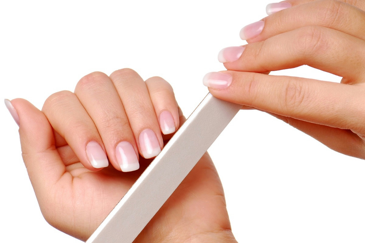 Smalto tradizionale o semipermanente: quale assicura un risultato impeccabile e duraturo su mani e piedi?