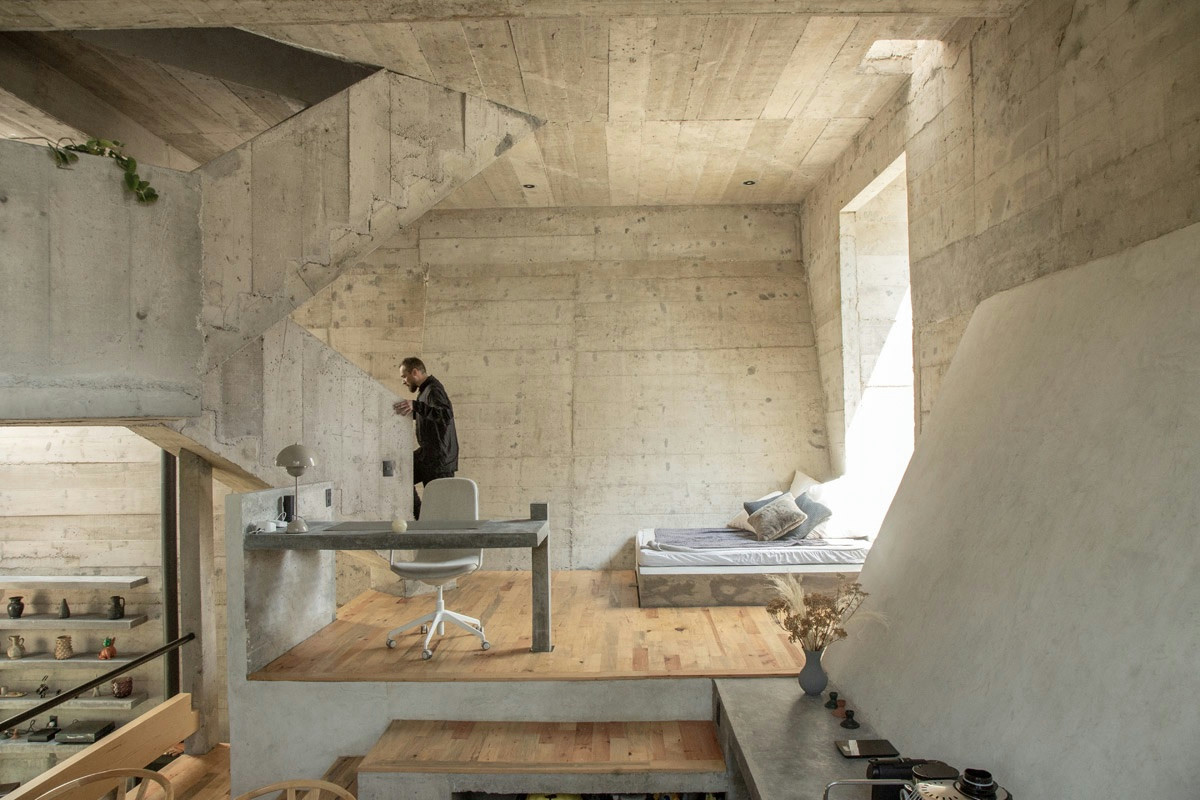 Vantaggi del terreno inclinato per valorizzare una villa su due piani dallo stile unico