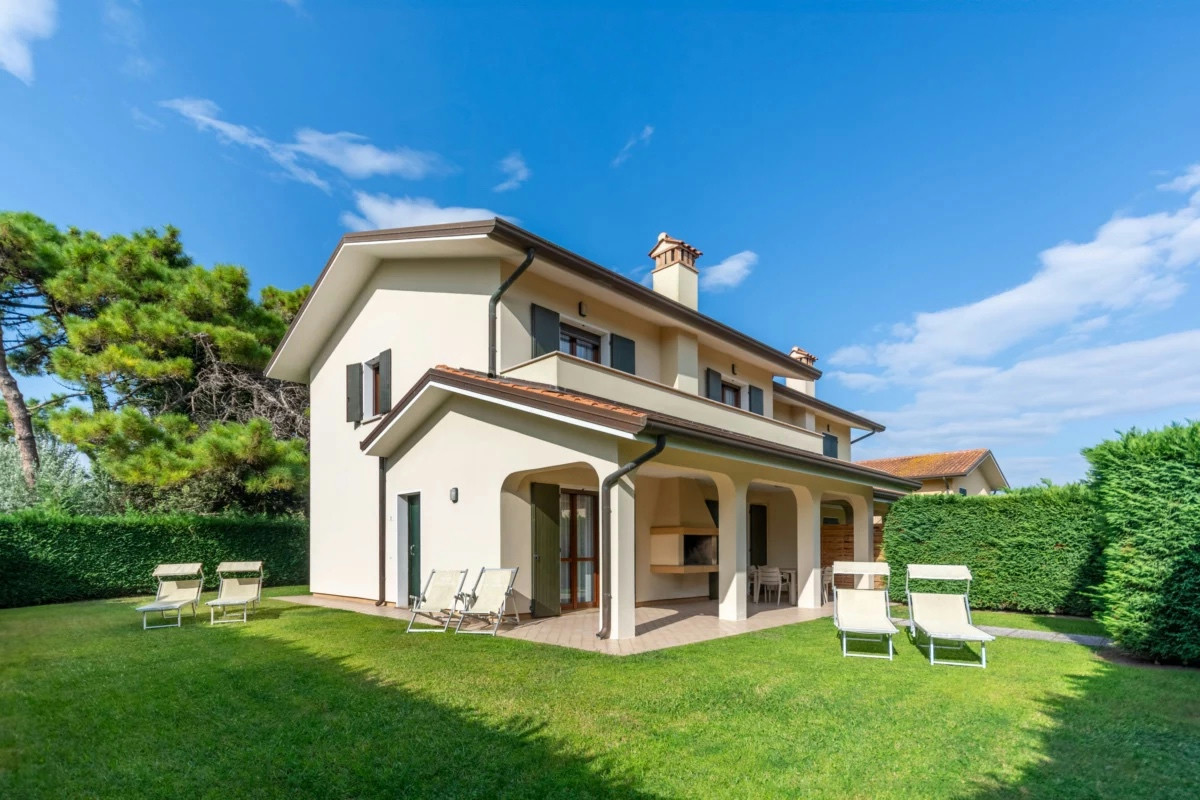 Vantaggi del terreno inclinato per valorizzare una villa su due piani dallo stile unico